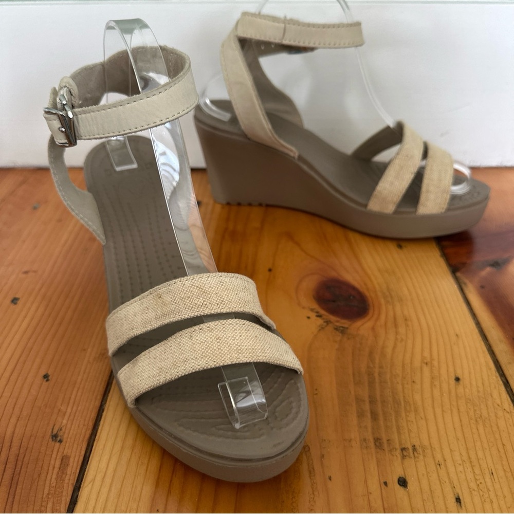 Crocs Women’s 9 Leigh Wedge Sandals 11382 Oatmeal Mushroom Natural Ankle Strap